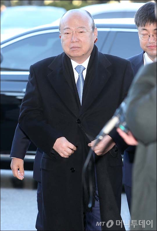 김승연 한화그룹회장이 6일 오전 국회 앞에 도착한 뒤 차량에서 내리고 있다. /사진=머니투데이(사진공동취재단)