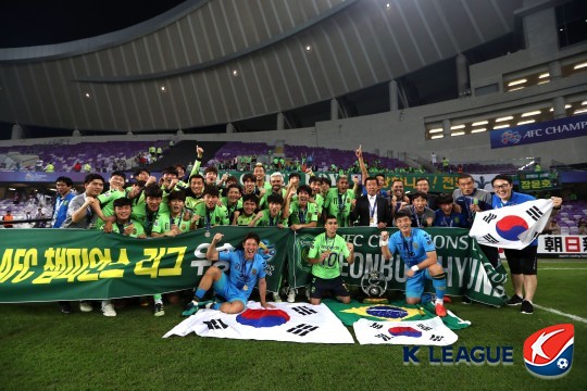 ACL 제패 후 환호하고 있는 최강희 감독과 전북 선수단 및 구단 관계자들. /사진=한국프로축구연맹 제공<br /><br />
