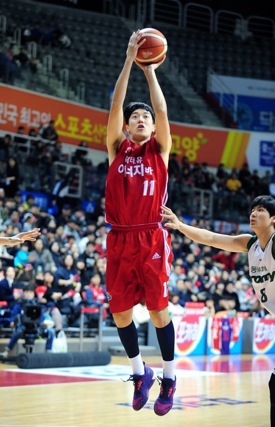 외곽에서 맹활약하며 팀 승리를 이끈 허일영. /사진=KBL 제공<br /><br />
<br /><br />
