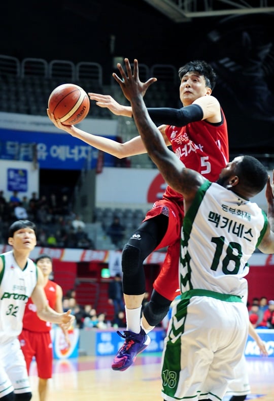 16점을 올리며 팀 승리를 이끈 최진수. /사진=KBL 제공<br /><br />
<br /><br />
