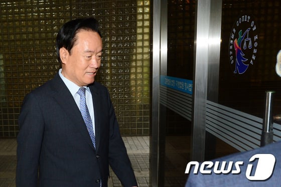 법원 출석하는 이병석 전 의원/사진=뉴스1