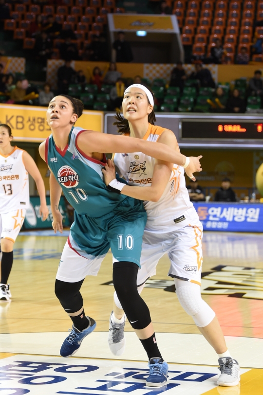 어천와(왼쪽)이 박지수와 골밑에서 치열한 몸싸움을 펼치고 있다. /사진=WKBL 제공<br /><br />
<br /><br />
