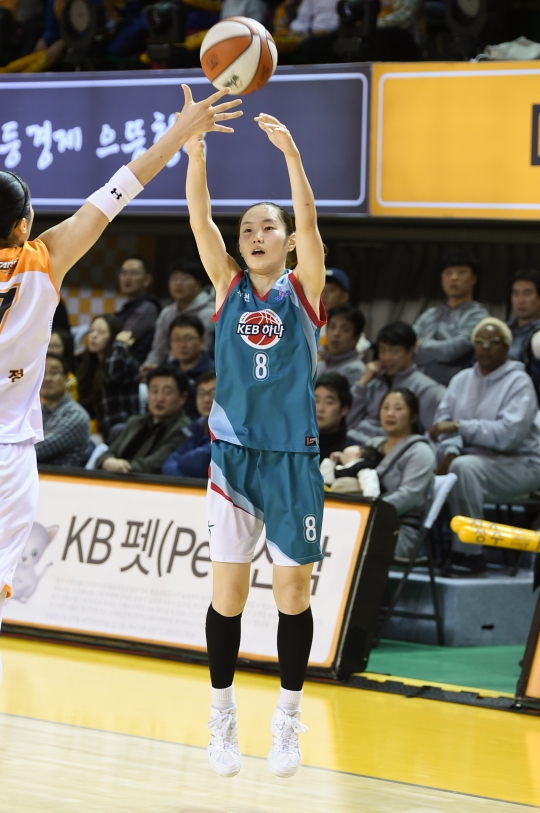 김지영이 슛을 시도하고 있다. /사진=WKBL 제공<br /><br />
<br /><br />
