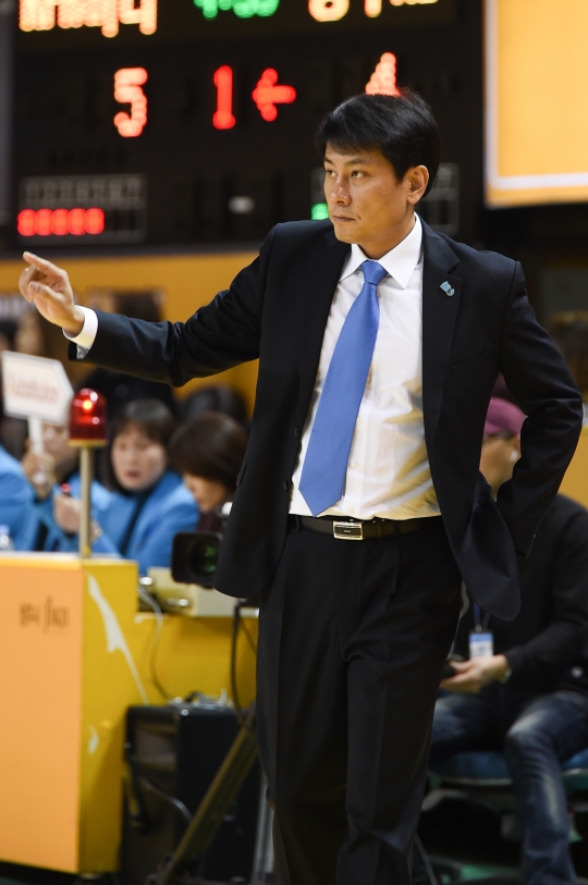 이환우 감독대행. /사진=WKBL 제공<br /><br />
<br /><br />
