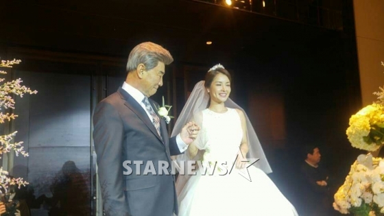 이덕화(왼쪽)와 이지현 