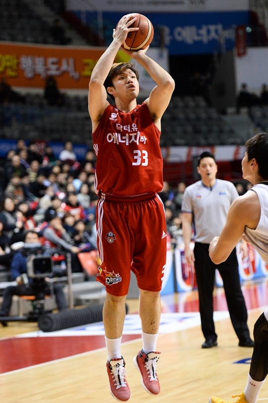 더블-더블을 만들어내며 팀 승리를 이끈 이승현. /사진=KBL 제공<br /><br />
<br /><br />
