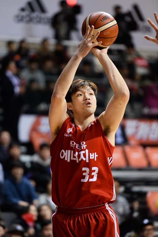 골밑에서 활약하며 팀에 승리를 안긴 이승현. /사진=KBL 제공<br /><br />
<br /><br />
