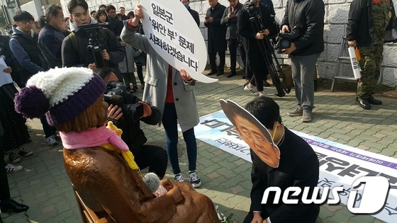 '미래세대가 세우는 평화의 소녀상 추진위'가 4일 일본 영사관 후문 앞에서 일본 아베 총리가 평화의 소녀상 앞에서 무릎을 꿇는 퍼포먼스를 하고 있다. /사진=뉴스1