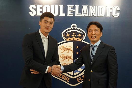 김영광 골키퍼(오른쪽). /사진=서울 이랜드FC 제공<br /><br />
<br /><br />
