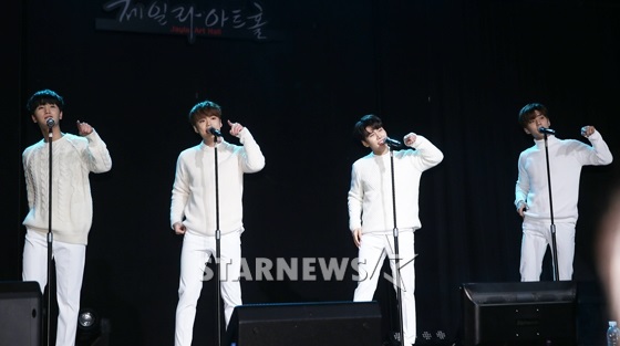 브로맨스가 5일 오후 열린 쇼케이스에서 공연하고 있다. /사진=김휘선 인턴기자
