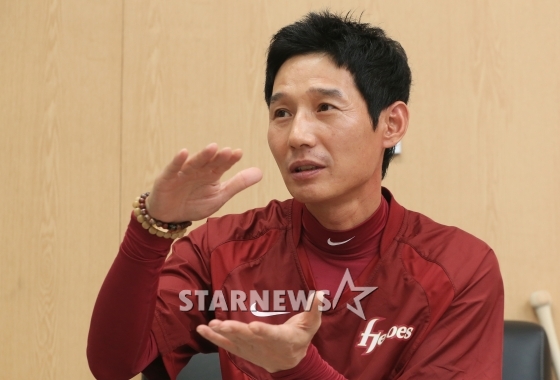염경엽 신임 SK 와이번스 단장 /사진= 이기범 기자<br /><br />
