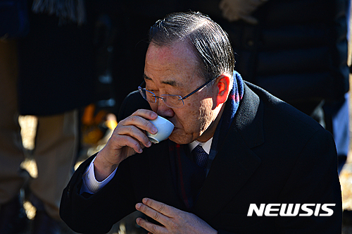 반기문 전 유엔 사무총장이 지난 14일 반 전 총장의 고향인 충북 음성군 원남면 상당리 행치마을의 선친 묘소를 참배하고 있다. /사진=뉴시스