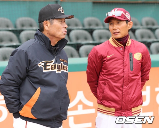 김성근 감독(좌)과 넥센 감독 시절의 염경엽 신임 SK 단장.<br /><br />
<br /><br />
