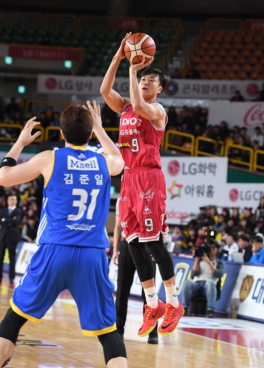 20+ 득점을 몰아치며 팀에 승리를 안긴 김영환. /사진=KBL 제공<br /><br />
<br /><br />
