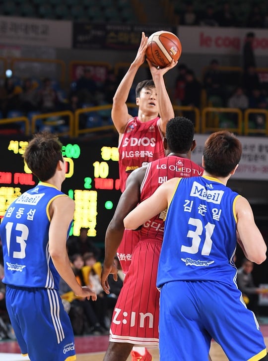 20+ 득점을 만들며 팀 승리를 이끈 김영환. /사진=KBL 제공<br /><br />
<br /><br />
