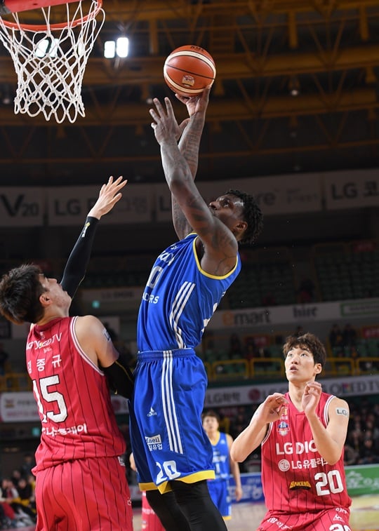더블-더블을 기록한 리카르도 라틀리프. 하지만 라틀리프 혼자로는 이길 수 없었다. /사진=KBL 제공<br /><br />
<br /><br />
