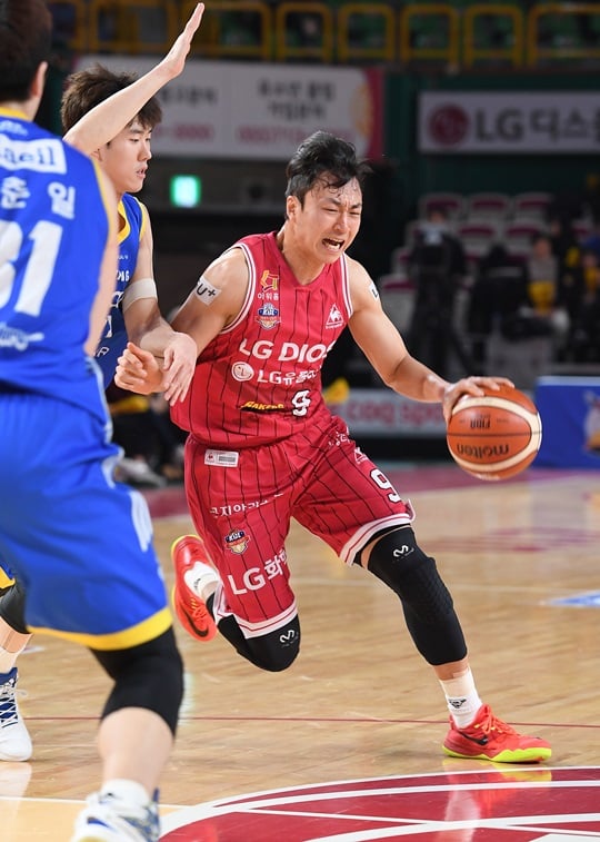 맹활약하며 팀에 승리를 안긴 김영환. /사진=KBL 제공<br /><br />
<br /><br />
