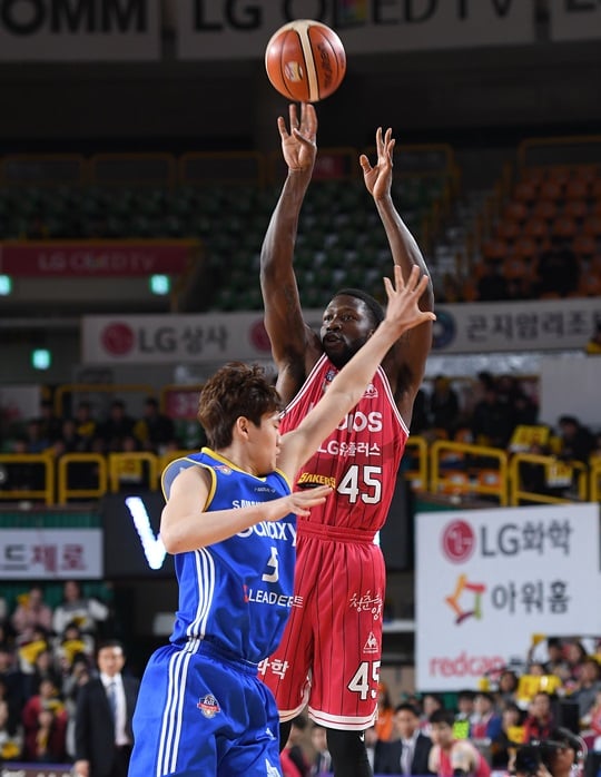 외곽에서 좋은 활약을 펼치며 팀 승리를 이끈 마리오 리틀. /사진=KBL 제공