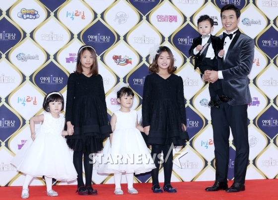 KBS 2TV '슈퍼맨이 돌아왔다'에 출연 중인 이동국과 오남매. 왼쪽 두번째가 큰 딸 이재시 /사진=스타뉴스