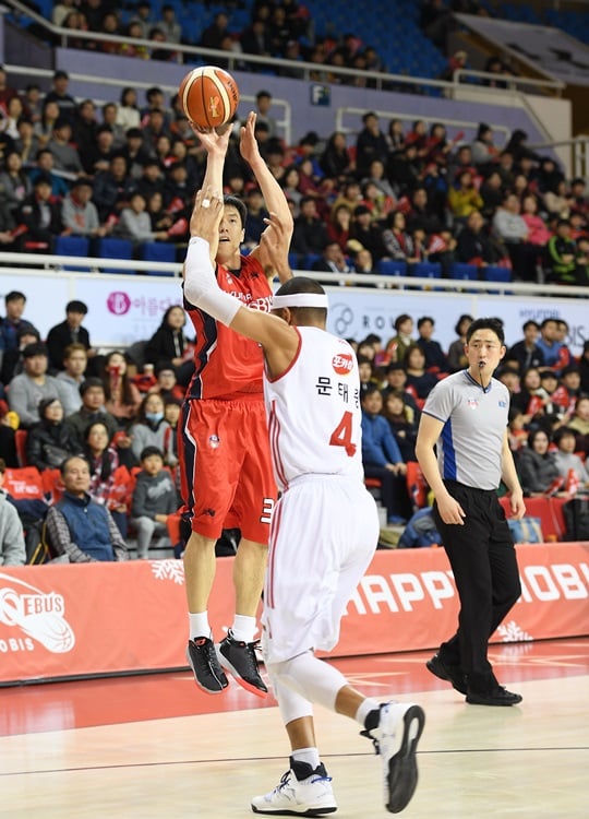두 자릿수 득점을 올리며 팀 승리에 힘을 보탠 김효범. /사진=KBL 제공<br /><br />
<br /><br />

