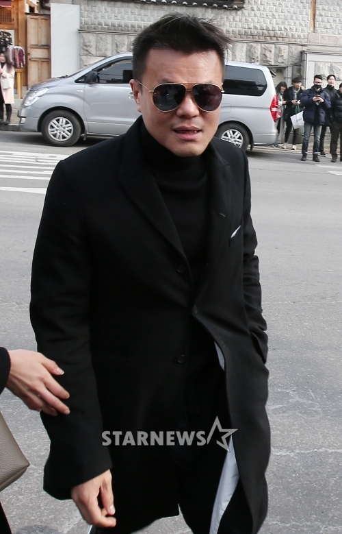 가수 박진영이 19일 오후 서울 가회동성당에서 진행된 가수 비와 배우 김태희의 혼배미사에 참석하고 있다. /사진=김창현 기자