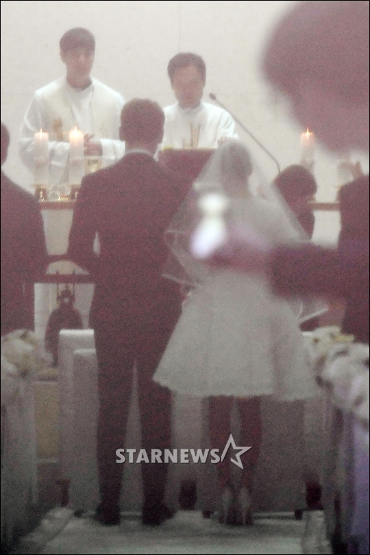 19일 가회동 성당에서 결혼식을 올리는 배우 김태희와 비 /사진=임성균