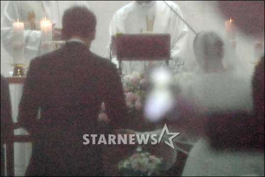 가수 비와 배우 김태희가 19일 오후 서울 가회동 성당에서 혼배미사를 하고 있다. /사진=임성균 기자