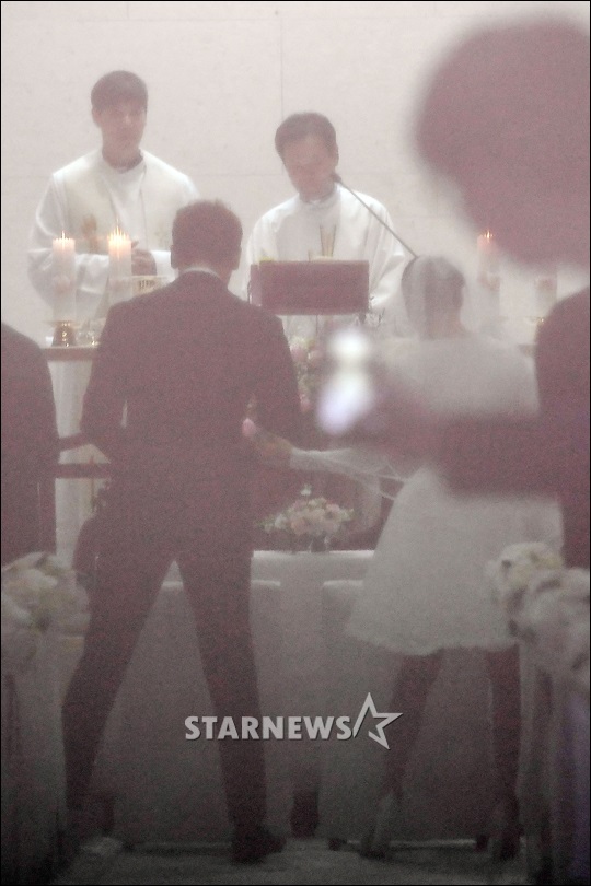 가수 비와 배우 김태희가 19일 오후 서울 가회동 성당에서 혼배미사를 하고 있다. /사진=임성균 기자