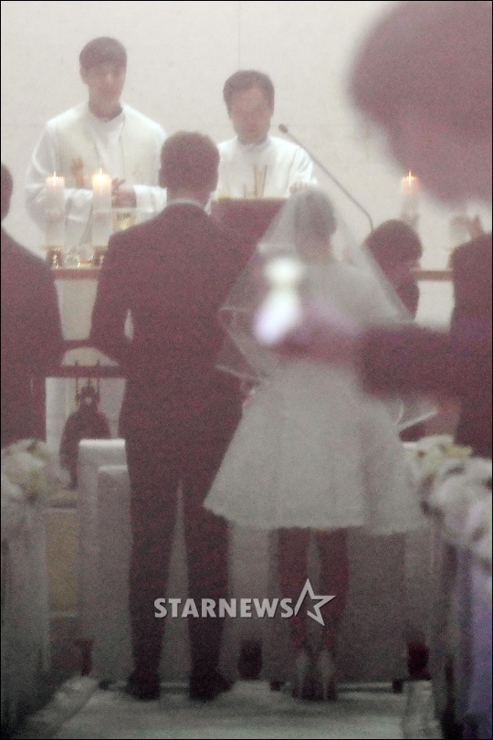 가수 비와 배우 김태희가 19일 오후 가회동 성당에서 혼배미사를 하고 있다. /사진=임성균 기자