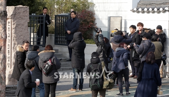19일 오후 비-김태희 커플의 혼배미사가 진행된 가회동 성당 입구를 취재진이 둘러싸고 있는 모습 /사진=김창현 기자
