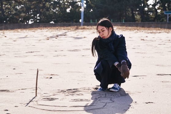 '밤의 해변에서 혼자' 스틸컷 /사진제공=전원사