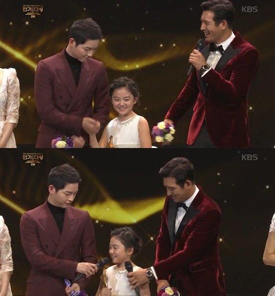 '2016 KBS 연기대상' 베스트 커플상 수상을 위해 무대에 오른 송중기(왼쪽부터), 허정은, 오지호 /사진=방송 화면