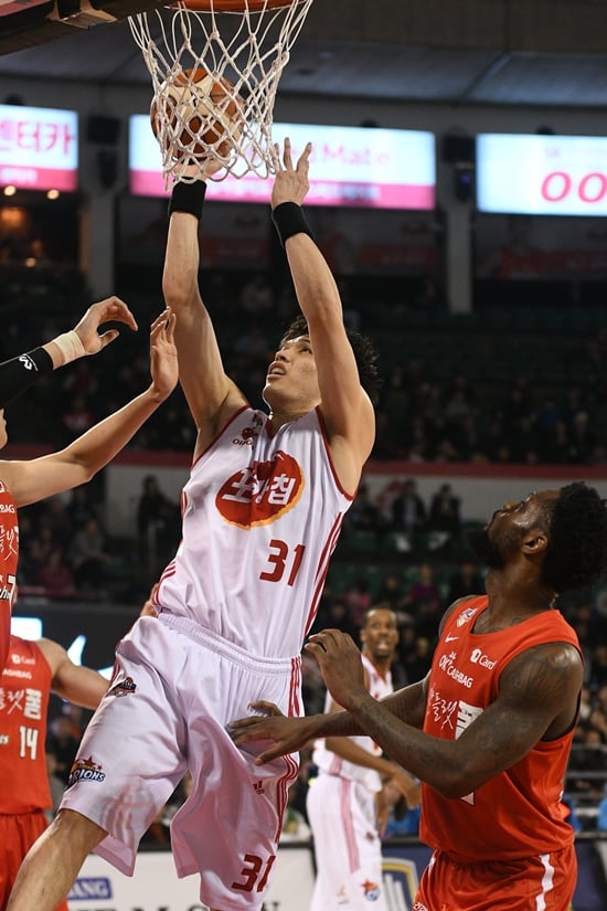장재석. /사진=KBL<br /><br />
<br /><br />
