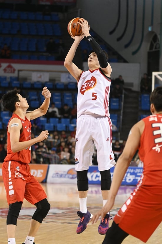 최진수가 슛을 던지고 있다./ 사진=KBL<br /><br />
<br /><br />
