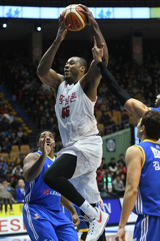 더블-더블을 만들며 팀의 1위 수성을 이끈 데이비드 사이먼. /사진=KBL 제공