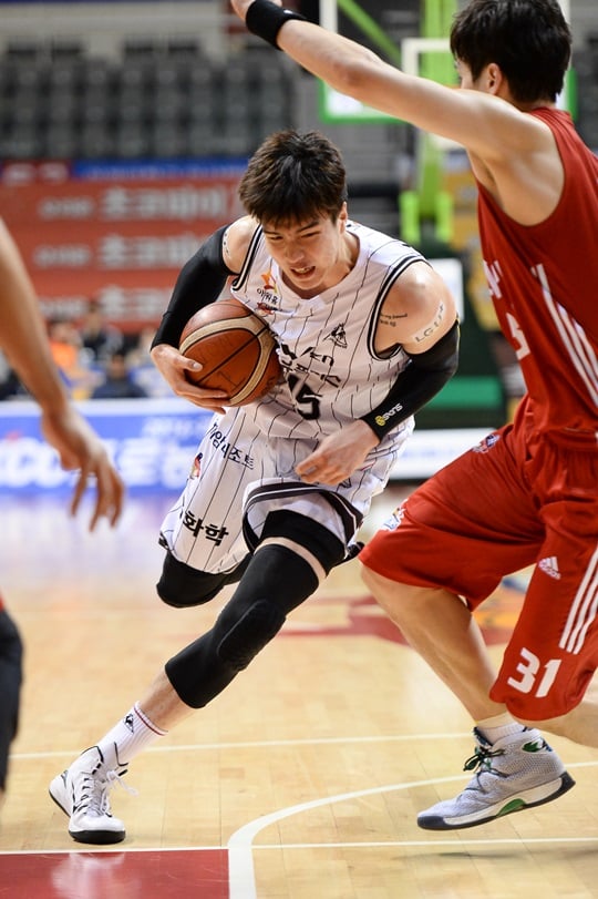대폭발하며 팀 승리를 이끈 김종규. /사진=KBL 제공<br /><br />
<br /><br />

