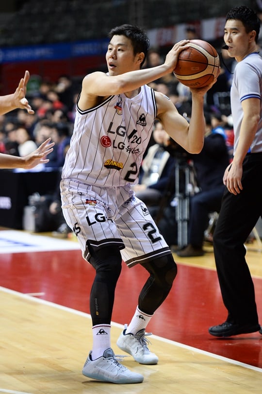 이름값을 톡톡히 해내며 팀 승리를 이끈 조성민. /사진=KBL 제공<br /><br />
<br /><br />
