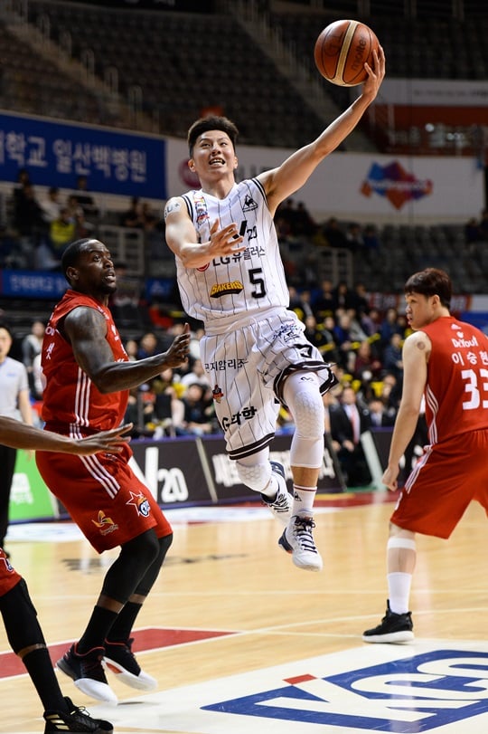 좋은 활약을 펼치며 팀 승리를 이끈 김시래. /사진=KBL 제공<br /><br />
<br /><br />
