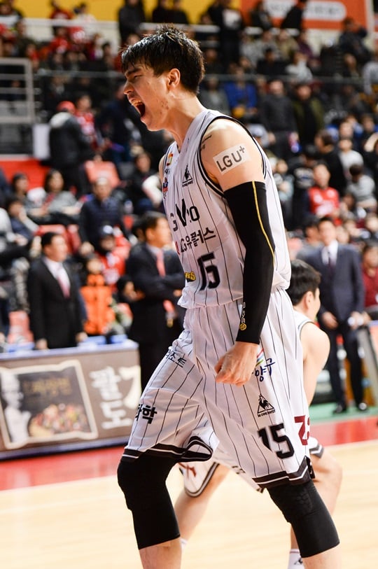 30점을 퍼부으며 팀 승리를 이끈 김종규. /사진=KBL 제공<br /><br />
<br /><br />
