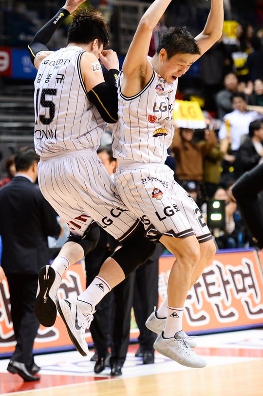 승리 후 김종규와 세리모니를 나누고 있는 조성민. /사진=KBL 제공<br /><br />
<br /><br />
