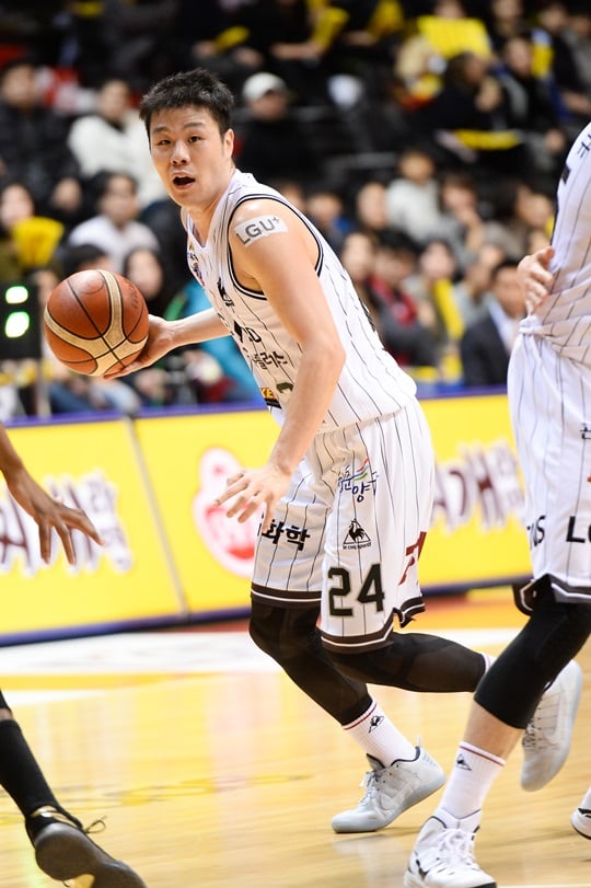 이적 첫 경기부터 좋은 활약을 펼친 조성민. /사진=KBL 제공<br /><br />
<br /><br />
