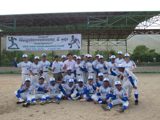 캄보디아 허구연 베이스볼 필드에서 현지 선수들과.