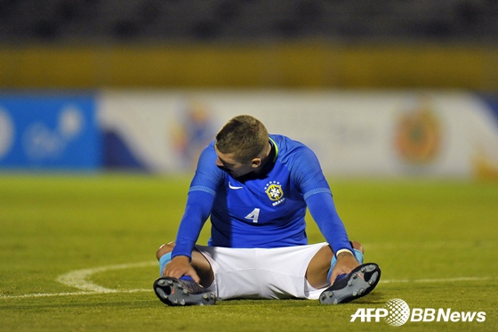 브라질 수비수 리안코가 12일 콜롬비아와의 경기를 마치고 아쉬워 하고 있다. /AFPBBNews=뉴스1