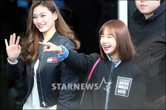 최유정(오른쪽)과 김도연이 14일 오후 출국에 앞서 취재진과 팬들에게 인사를 하고 있다. /인천국제공항=임성균 기자