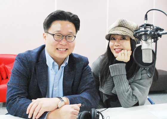 서경덕 교수(왼쪽)와 배우 김윤진/사진제공=서경덕 교수 연구팀