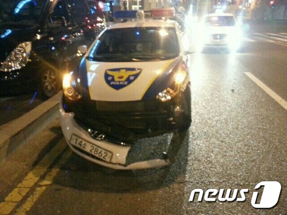 사고로 범퍼가 파손된 경찰차 /사진=뉴스1
