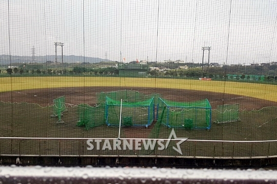 20일 오후 4시께 비가 내리는 한화 오키나와 고친다 구장. 선수들의 배트 소리가 들리지 않는다. 사진=김우종 기자