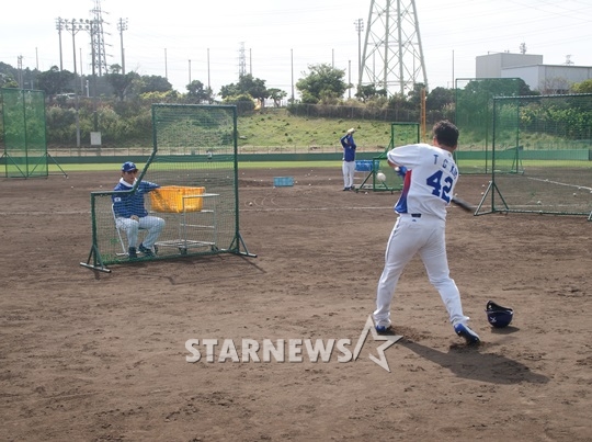 이순철 코치가 김태군에게 1대1 타격 레슨을 진행하고 있다. /사진=김동영 기자<br /><br />
<br /><br />
