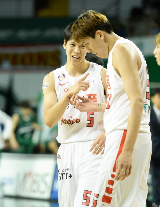김선형(왼쪽)과 최준용. /사진=KBL<br /><br />
<br /><br />

