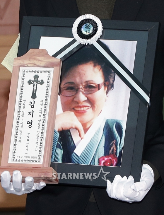 원로배우 故 김지영 발인이 21일 오전 서울 서초구 반포동 가톨릭대학교 서울성모병원 장례식장에서 엄수되고 있다. / 사진=스타뉴스